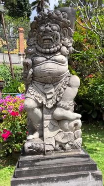 Ubud, Bali, Endonezya 'daki bir tapınakta Balili Barong heykeli