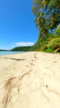 Tayland 'daki Koh Kood adasındaki beyaz kumlu plajda yumuşak bir FPV uçuşu.