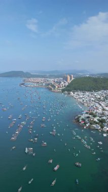 Phu Quoc Adası, Vietnam 'daki balıkçı köyünün hava manzarası.