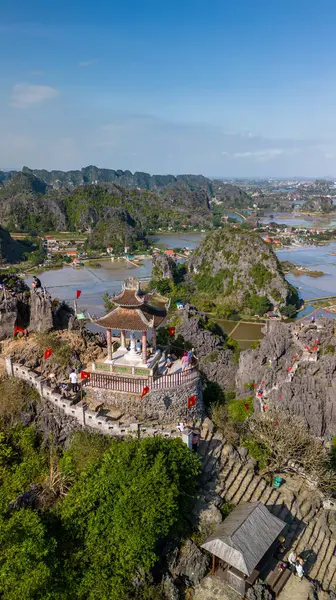 Hang Mua 'nın hava manzarası ve Ninh Binh' in Vietnam 'daki manzarası.