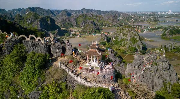 Hang Mua 'nın hava manzarası ve Ninh Binh' in Vietnam 'daki manzarası.
