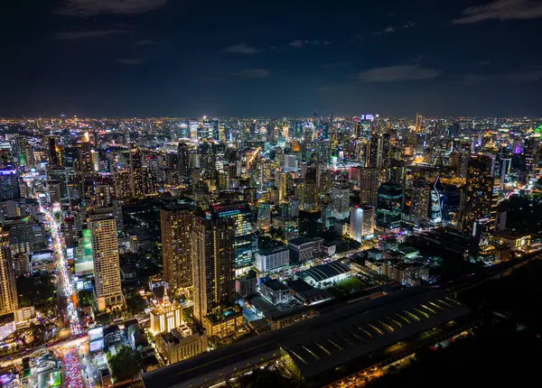 Trafiğin havadan görüntüsü ve Bangkok şehrinin geceleri gökyüzü, Tayland