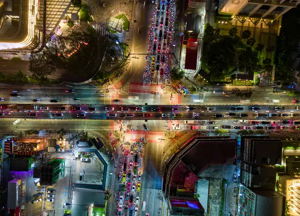 Bangkok, Tayland 'daki kavşaktaki akşam trafiğinin en üst görüntüsü