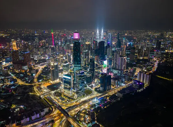 Hava trafiği ve Kuala Lumpur şehri gece gökyüzü manzarası, Malezya