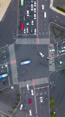 Ho Chi Minh City, Vietnam 'daki kavşaktaki sabah trafiğinin uçuş zamanı.