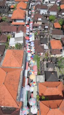 Orta Ubud, Bali, Endonezya 'daki sokak sanatları ve geleneksel binaların hava manzarası