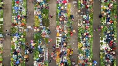 Vietnam kırsalındaki renkli yerel çiftçi pazarının havadan görünüşü