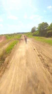Pistte motorsikletli yarışçıların dinamik FPV görüntüleri var. Ekstrem spor, adrenalin ve yarış kavramları.