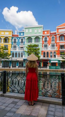 Phu Quoc Adası, Vietnam 'da Büyük Dünya' yı keşfeden bir turist. Vietnam seyahati, turizm ve macera kavramları.