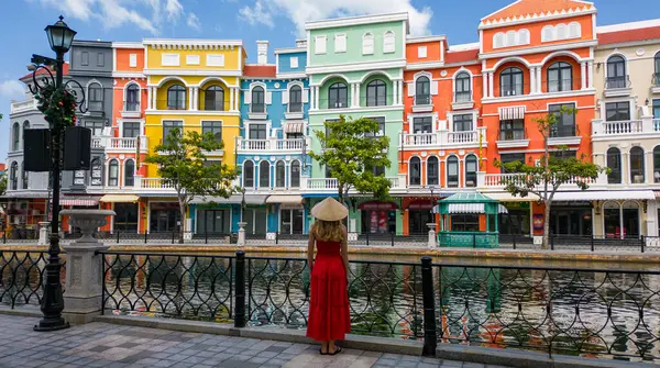 Phu Quoc Adası, Vietnam 'da Büyük Dünya' yı keşfeden bir turist. Vietnam seyahati, turizm ve macera kavramları.