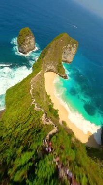 Nusa Penida Adası, Bali, Endonezya 'daki Kelingking Sahili' nde sinematik FPV drone uçuşu.
