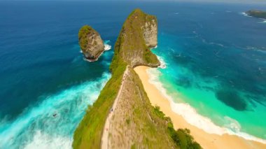 Nusa Penida Adası, Bali, Endonezya 'daki Kelingking Sahili' nde sinematik FPV drone uçuşu.