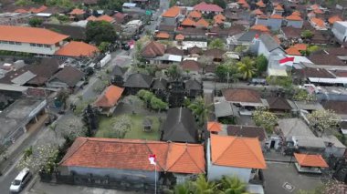 Bali, Endonezya 'daki geleneksel Bali binalarının ve trafiğin havadan görünüşü