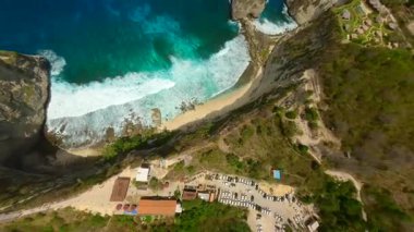 Nusa Penida Adası, Bali Endonezya manzaralı Elmas Sahili üzerinde FPV İHA uçuşu
