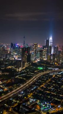 Kuala Lumpur şehrinin gece hipervanesi ufuk çizgisi ve trafik, Malezya