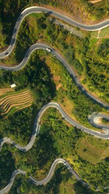 Vietnam 'daki Ha Giang Kavşağı' nın aşağı manzaralı, dolambaçlı dağ yolu.