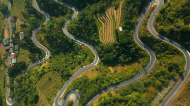 Vietnam 'daki Ha Giang Kavşağı' nın aşağı manzaralı, dolambaçlı dağ yolu.