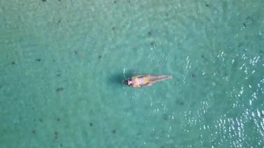 Kadının egzotik kristal berrak denizde Phu Quoc Adası, Vietnam 'da deniz yıldızıyla yüzüşü. Yaz tatili ve tropikal seyahat kavramı.