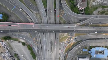 Kuala Lumpur, Malezya 'da sabah trafiği ile karmaşık otoyol kavşağının aşağı manzarası