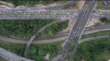 Kuala Lumpur, Malezya 'da sabah trafiği ile karmaşık otoyol kavşağının aşağı manzarası