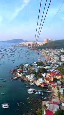Teleferikten Phu Quoc Adası 'na, Vietnam manzaralı kıyı şeridi manzaralı ve balıkçı köyüne.