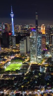 Aydınlatılmış Kuala Lumpur şehrinin gece gökyüzü ve trafiğinin hava hızında düşüşü, Malezya 'nın modern kentsel manzarasını vurguluyor