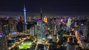 Aydınlatılmış Kuala Lumpur şehrinin gece gökyüzü ve trafiğinin hava hızında düşüşü, Malezya 'nın modern kentsel manzarasını vurguluyor