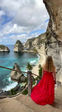 Nusa Penida Adası, Bali, Endonezya 'da ikonik elmas plajını keşfeden kadın.