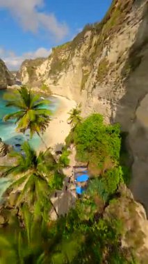İkonik Diamond Sahili üzerinde Nusa Penida Adası, Bali, Endonezya 'daki turkuaz okyanus ve uçurumlarla FPV insansız hava aracı uçuşu
