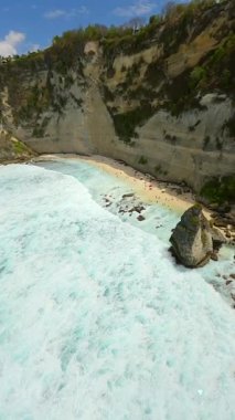 İkonik Diamond Sahili üzerinde Nusa Penida Adası, Bali, Endonezya 'daki turkuaz okyanus ve uçurumlarla FPV insansız hava aracı uçuşu