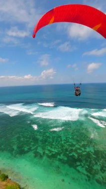 Endonezya, Bali 'deki turkuaz okyanus ve uçurumların üzerinde süzülen FPV insansız hava aracı görüntüleri