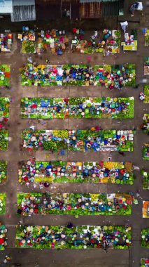 Vietnam kırsalındaki renkli geleneksel çiftçi pazarının hava zaman çizelgesi.