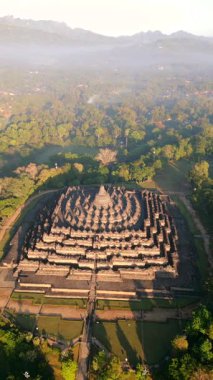 Endonezya Yogyakarta yakınlarındaki görkemli Borobudur Tapınağı 'nın hava manzarası.