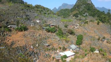Kuzey Vietnam 'daki Ha Giang' ın kayalık dağlarındaki geleneksel etnik köyün hava manzarası.