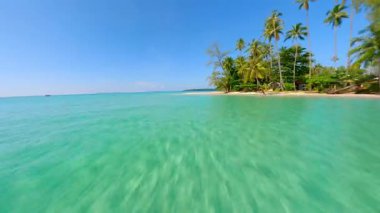 Tayland 'daki Koh Kood adasındaki tropik cennet plajında kristal berraklığında turkuaz deniz üzerinde uçan insansız hava aracı.