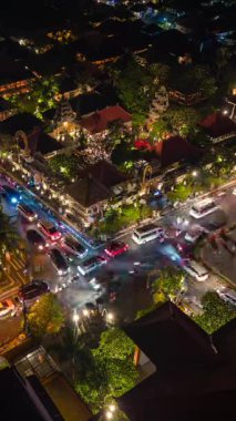 Endonezya 'nın Bali kentindeki Ubud Sarayı' nda gece trafiğinin ve geleneksel dans gösterilerinin hava akımı