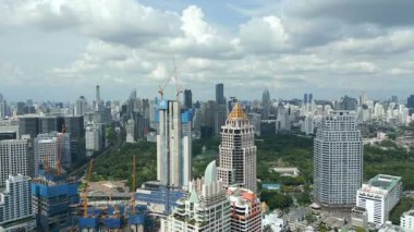 Tayland 'da gökdelenler ve kentsel binalarla Bangkok şehir manzarası