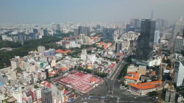 Ho Chi Minh City Saigon, Vietnam şehir merkezindeki hava trafiği, gökdelenler, ana yollar ve modern şehir manzarası.