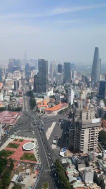 Ho Chi Minh City Saigon, Vietnam şehir merkezindeki hava trafiği, gökdelenler, ana yollar ve modern şehir manzarası.