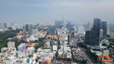 Orta Ho Chi Minh Şehri Saigon, Vietnam, gökdelenler, yoğun binalar ve görünür şehir sisi ile hava manzarası.