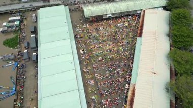 Vietnam kırsalındaki renkli geleneksel çiftçi pazarının havadan görünüşü