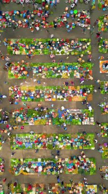 Vietnam kırsalındaki renkli geleneksel çiftçi pazarına tepeden aşağı bakış