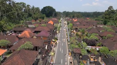 Bali ve Endonezya 'nın yemyeşil ormanlarıyla çevrili geleneksel Bali köyünün hava manzarası..