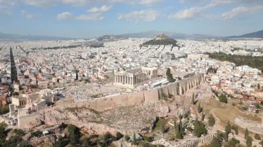 Atina, Yunanistan 'ın tarihi merkezindeki Parthenon ve Akropolis tepesinin havadan görünüşü, antik kalıntılar, panoramik şehir manzarası ve tarihi mimari