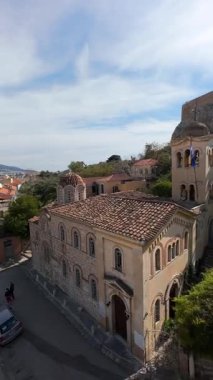 Yunanistan 'ın başkenti Atina' nın göbeğindeki geleneksel çatılar ve tarihi mimari üzerinde yapılan FPV insansız hava aracı uçuşu, Akropolis ve Parthenon 'un çarpıcı manzarasıyla sona erdi..