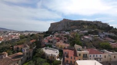 Yunanistan 'ın başkenti Atina' nın göbeğindeki geleneksel çatılar ve tarihi mimari üzerinde yapılan FPV insansız hava aracı uçuşu, Akropolis ve Parthenon 'un çarpıcı manzarasıyla sona erdi..