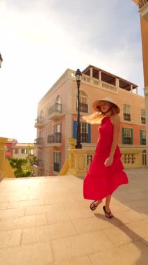 Vietnam 'daki Phu Quoc Adası' ndaki Sunset Town 'da yürürken çekilmiş Vietnam şapkalı bir turist fotoğrafı. Vietnam seyahati, kültür ve macera kavramları.