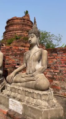 Ayutthaya tapınağının kalıntıları, Tayland 'daki antik Buda heykelinin yakın çekimi. Kültür mirası ve dini mimari.