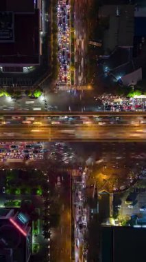 Yoğun şehir trafiğinin Hanoi, Vietnam 'daki önemli kavşaktaki uçuş zamanı.