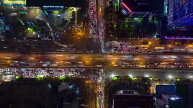 Yoğun şehir trafiğinin Hanoi, Vietnam 'daki önemli kavşaktaki uçuş zamanı.